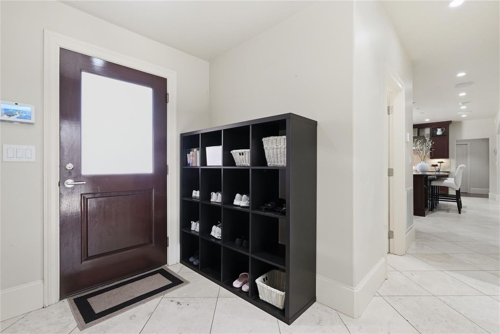 Image 25 of property listing at 12311 Woodthorpe Lane, Houston, TX 77024