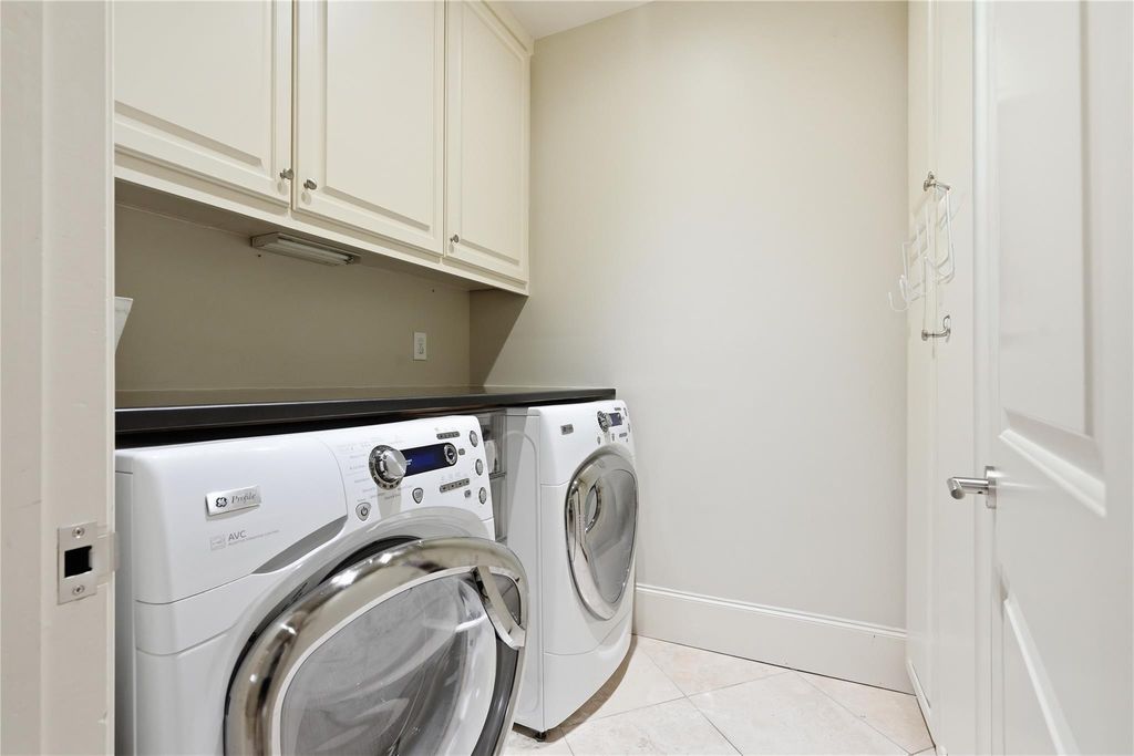 Image 27 of property listing at 12311 Woodthorpe Lane, Houston, TX 77024