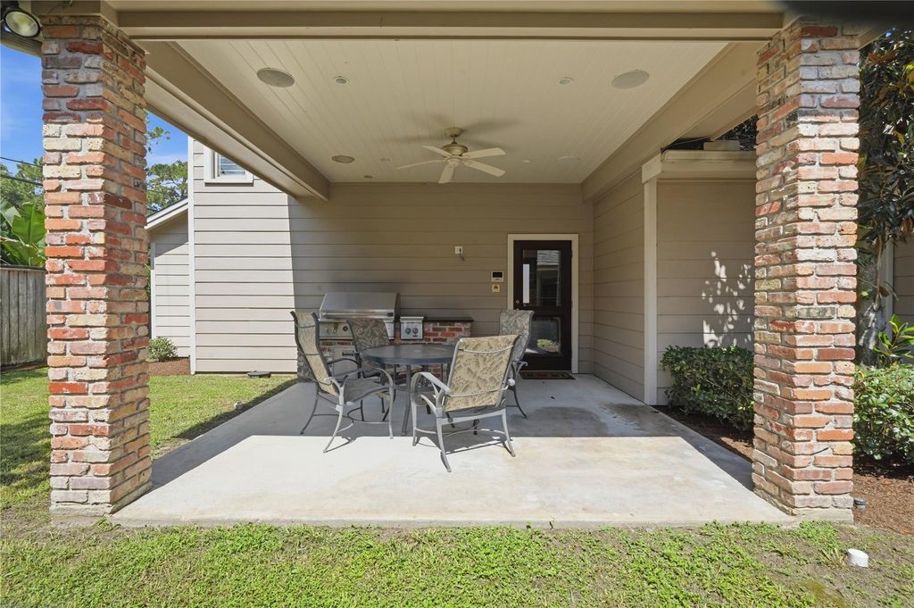 Image 28 of property listing at 12311 Woodthorpe Lane, Houston, TX 77024