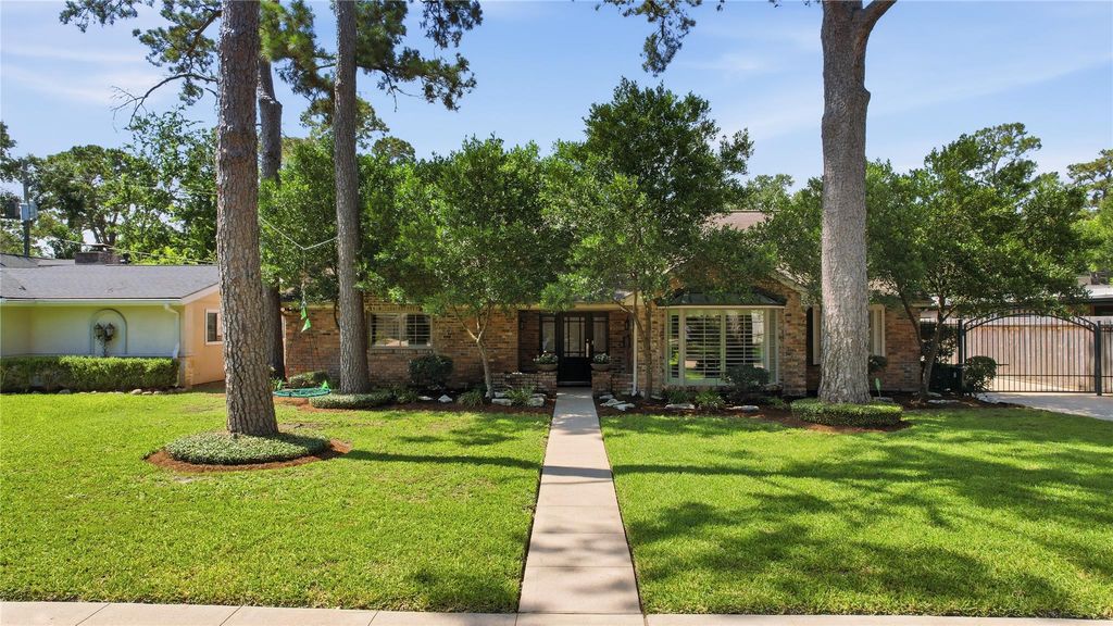 Image 31 of property listing at 12311 Woodthorpe Lane, Houston, TX 77024