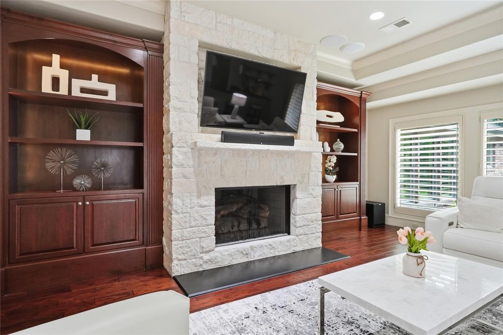 Image 4 of property listing at 12311 Woodthorpe Lane, Houston, TX 77024