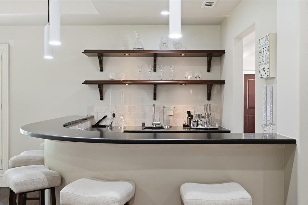Image 6 of property listing at 12311 Woodthorpe Lane, Houston, TX 77024