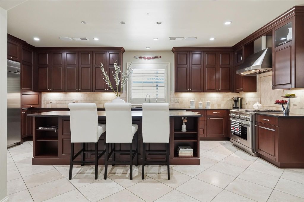 Image 9 of property listing at 12311 Woodthorpe Lane, Houston, TX 77024