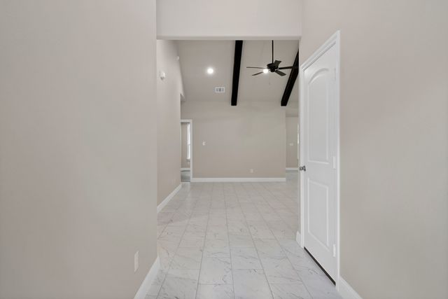 407 E Willingham Street, Cleburne, TX 76031