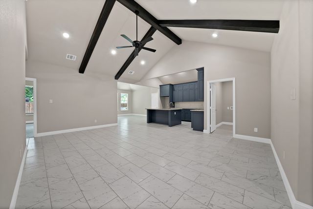 407 E Willingham Street, Cleburne, TX 76031