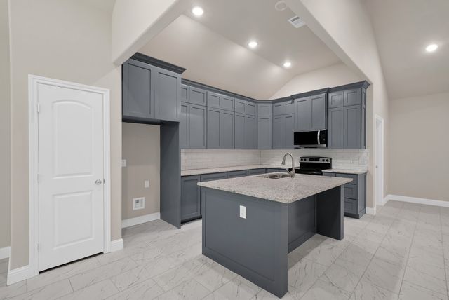 407 E Willingham Street, Cleburne, TX 76031