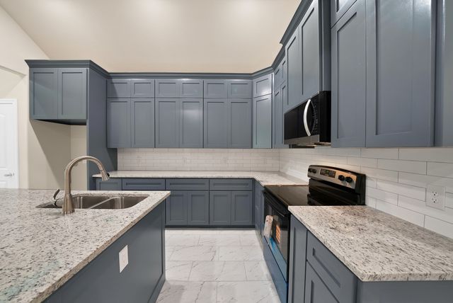407 E Willingham Street, Cleburne, TX 76031