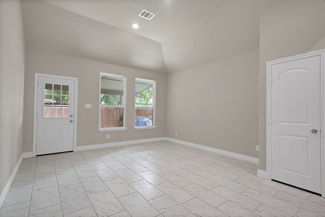 407 E Willingham Street, Cleburne, TX 76031