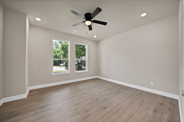 407 E Willingham Street, Cleburne, TX 76031