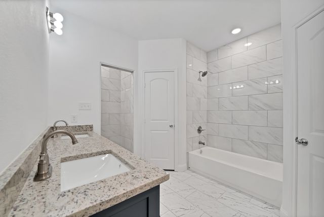 407 E Willingham Street, Cleburne, TX 76031