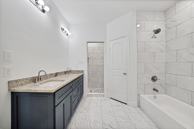 407 E Willingham Street, Cleburne, TX 76031