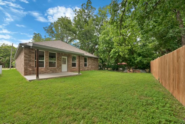 407 E Willingham Street, Cleburne, TX 76031