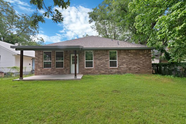 407 E Willingham Street, Cleburne, TX 76031