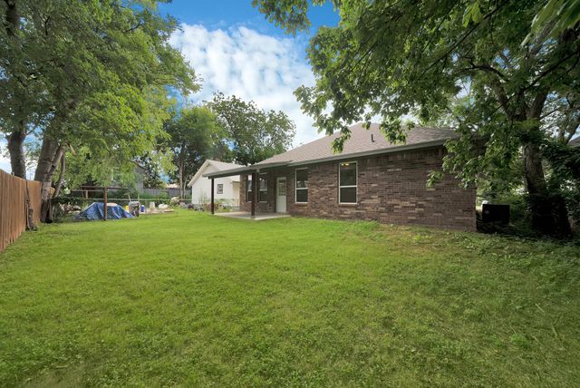 407 E Willingham Street, Cleburne, TX 76031