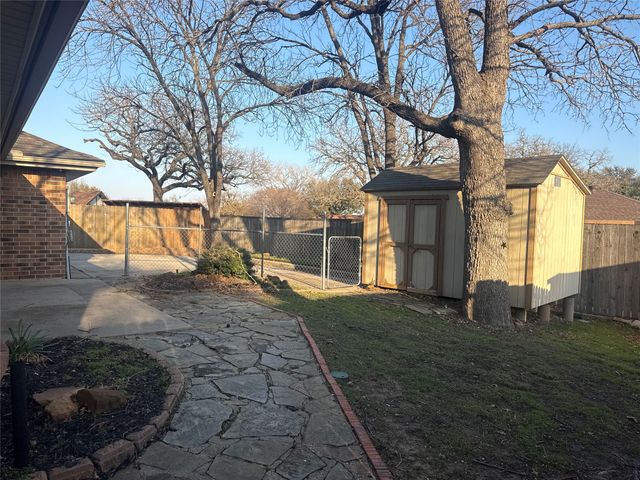 2109 Oakmeadow Street, Bedford, TX 76021