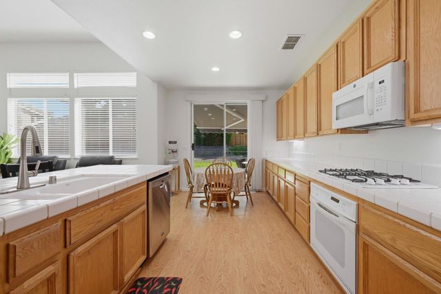 100 Castro Ct, Folsom, CA 95630