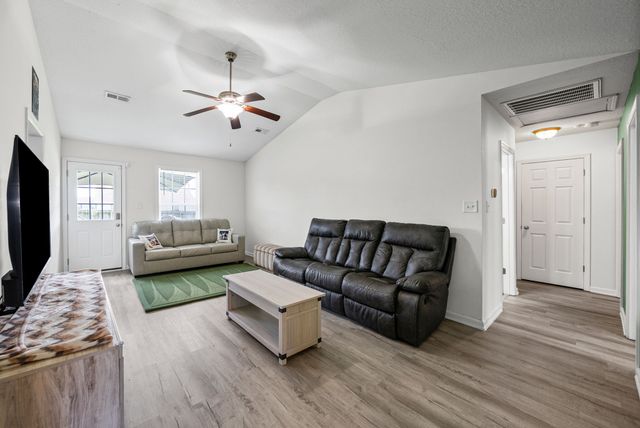 949 Hugh Hunter Rd, Oak Grove, KY 42262