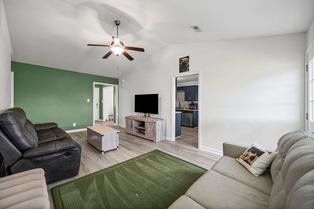 949 Hugh Hunter Rd, Oak Grove, KY 42262