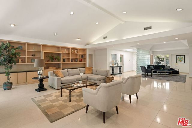 10853 Via Verona Street, Los Angeles, CA 90077