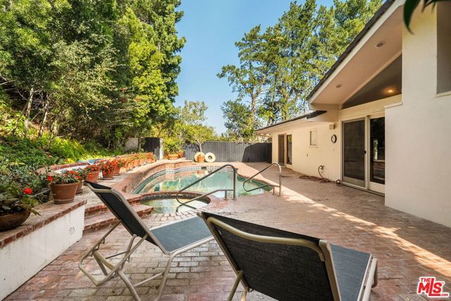 10853 Via Verona Street, Los Angeles, CA 90077