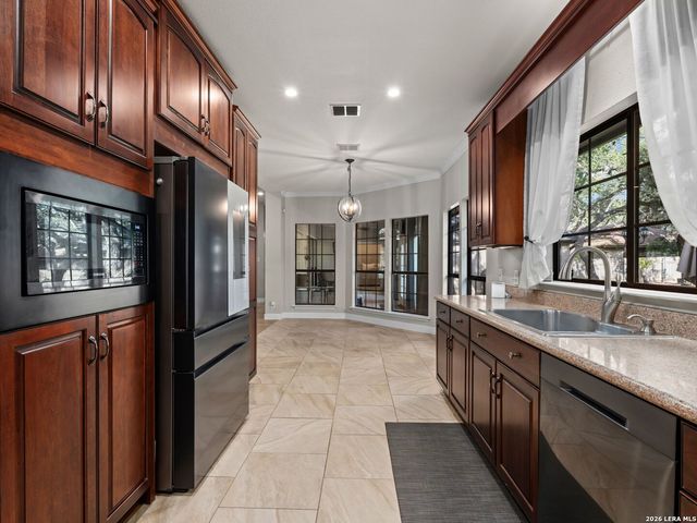 8638 CLASSIC OAKS LN, San Antonio, TX 78255