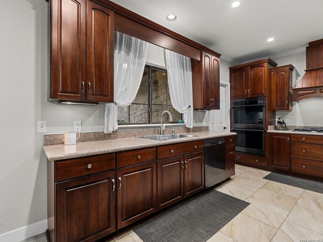 8638 CLASSIC OAKS LN, San Antonio, TX 78255