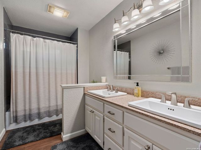 8638 CLASSIC OAKS LN, San Antonio, TX 78255