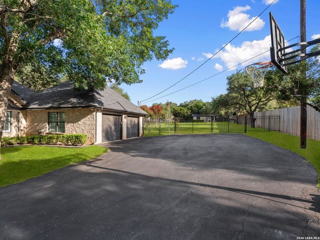 8638 CLASSIC OAKS LN, San Antonio, TX 78255