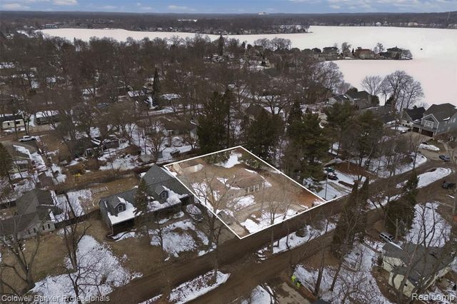 2380 Rolandale, West Bloomfield, MI 48324