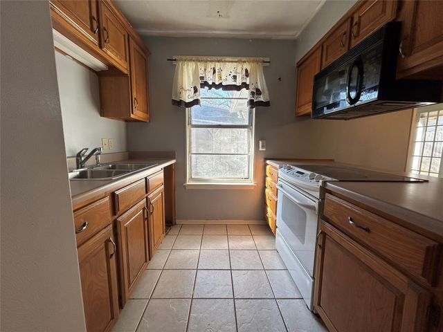 645 N Center Street, Blossom, TX 75416