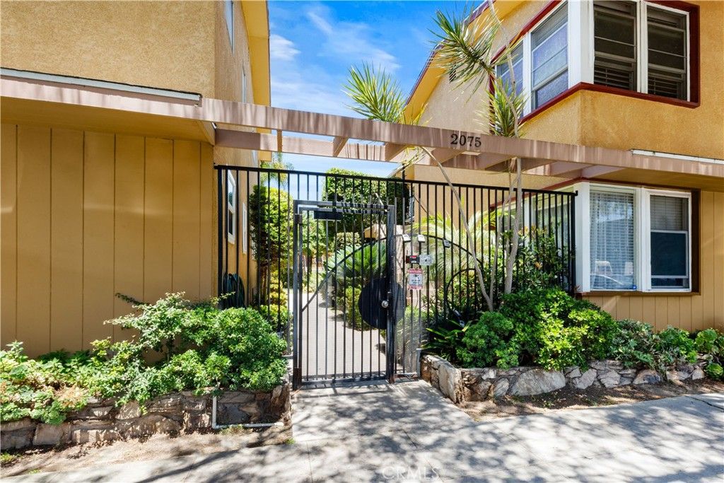 Image 3 of property listing at 2075 E Appleton Street 17, Long Beach, CA 90803