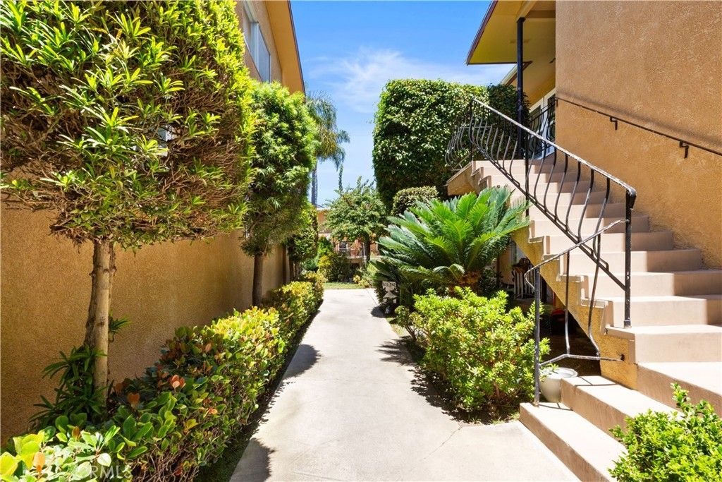Image 4 of property listing at 2075 E Appleton Street 17, Long Beach, CA 90803