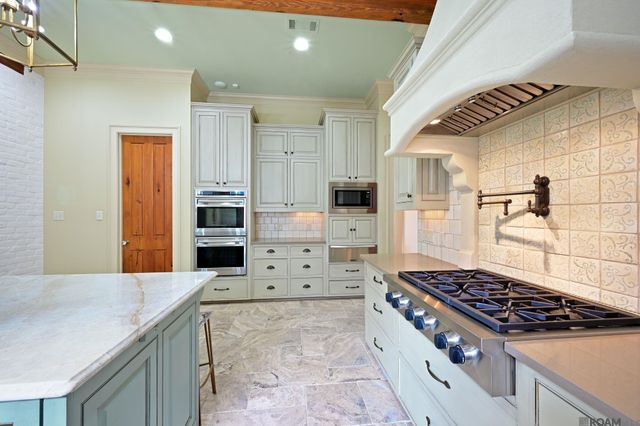 18663 Santa Maria Dr, Saint George, LA 70809