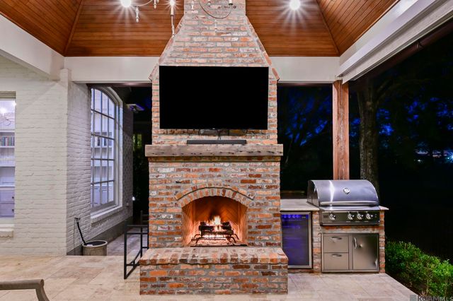 18663 Santa Maria Dr, Saint George, LA 70809