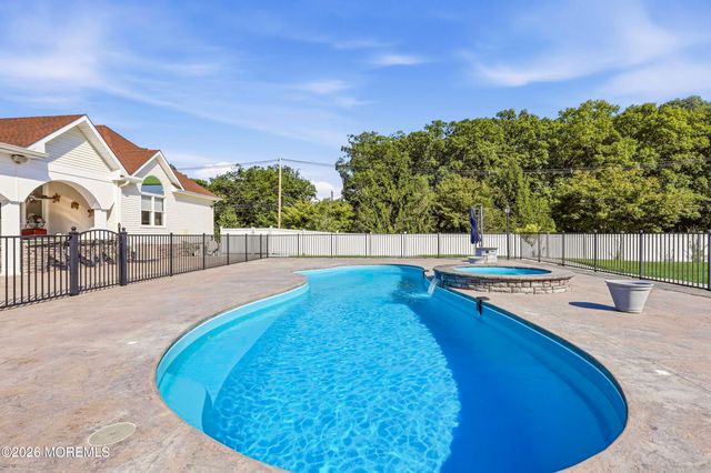 1787 Kathleen Court, Toms River, NJ 08755