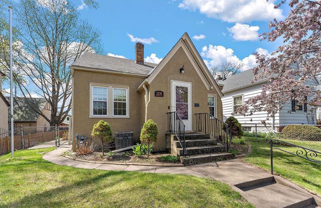 1216 Jessamine Avenue E, Saint Paul, MN 55106