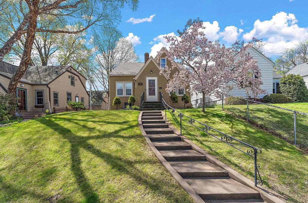 1216 Jessamine Avenue E, Saint Paul, MN 55106