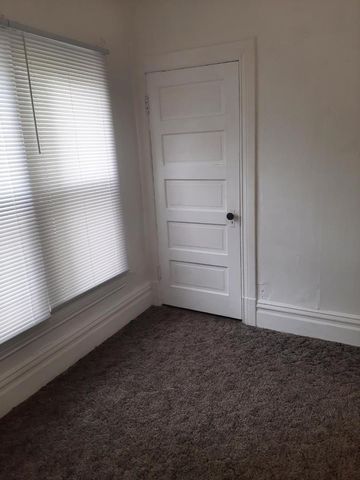 109 E Chamberlin Street, Dixon, IL 61021