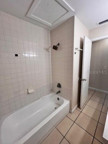 8518 N LYNN AVENUE, Tampa, FL 33604