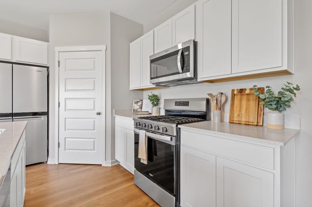 176 Cressmoor Boulevard, Hobart, IN 46342