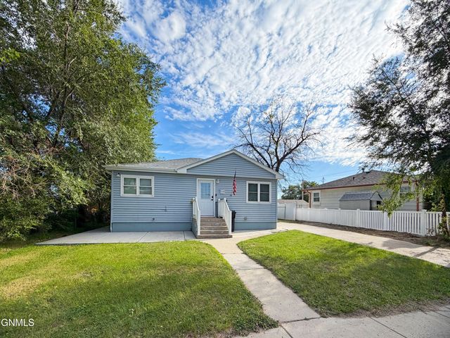 519 W Highland Drive, Williston, ND 58801 property photo