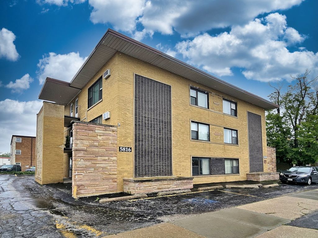 5816 N Nagle Avenue B, Chicago, IL 60646