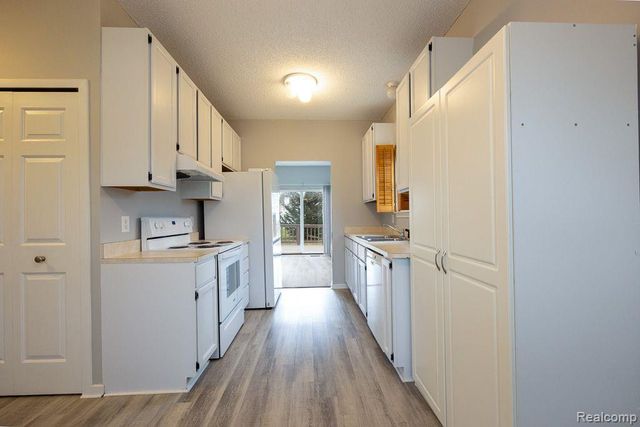 30850 Collingdale Drive, Novi, MI 48377