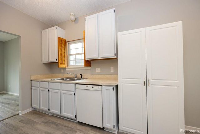30850 Collingdale Drive, Novi, MI 48377