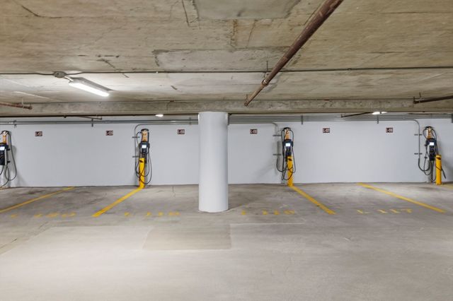 173 Oak St 103, Newton, MA 02464