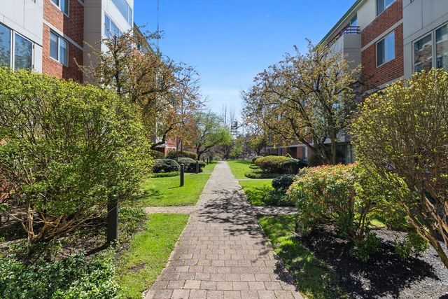 173 Oak St 103, Newton, MA 02464
