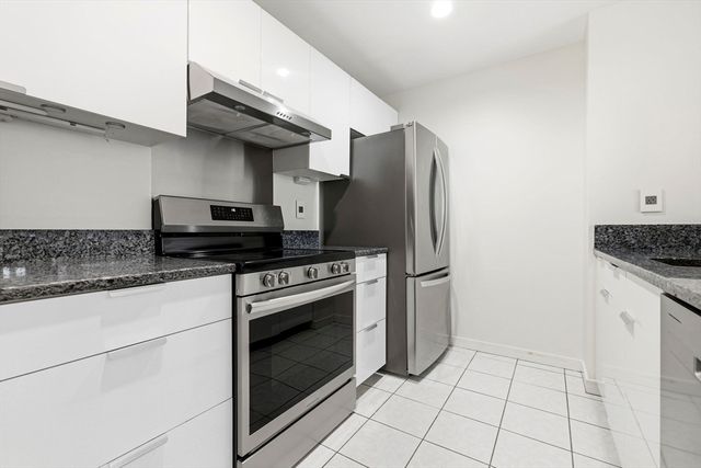 173 Oak St 103, Newton, MA 02464