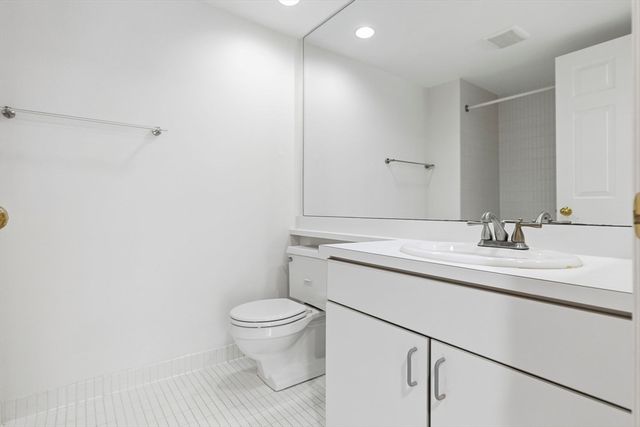 173 Oak St 103, Newton, MA 02464