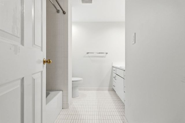 173 Oak St 103, Newton, MA 02464