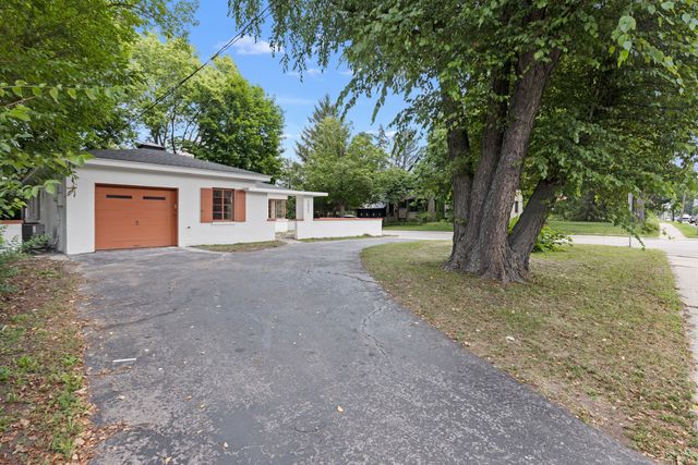 1822 E State Street, Rockford, IL 61104